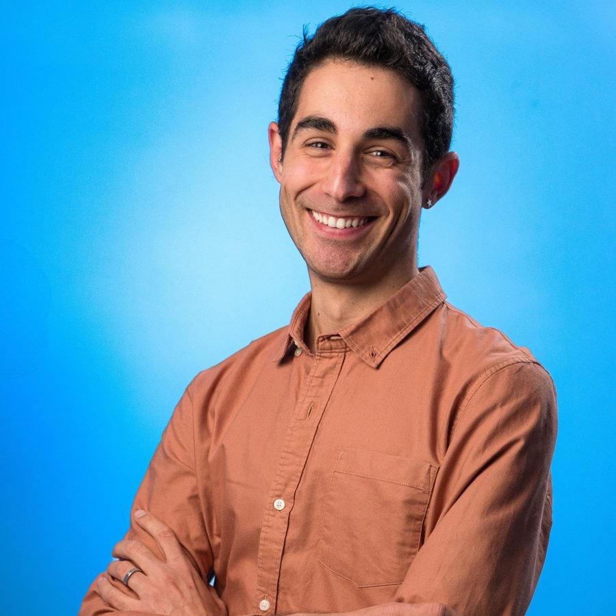 Nacho Encinas, fundador de Abbsolut Podcast, sonriendo con los brazos cruzados